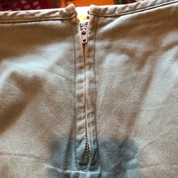 Size 14 Nevada army green skirt, zipper in back, pockets, slits, belt buckles - Picture 6 of 9